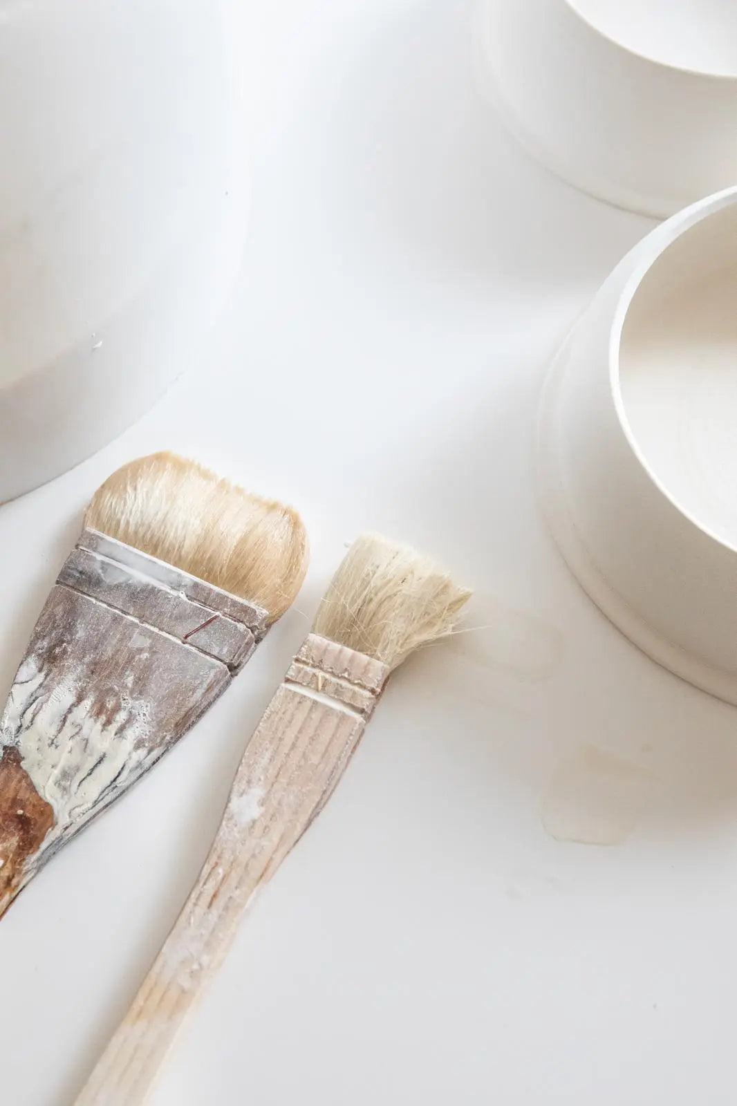 Atelier céramique à Uzès peinture sur céramique avec bols assiettes tasses en faïence artisanale