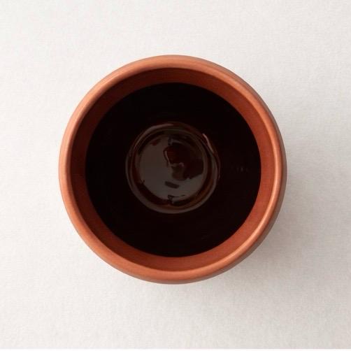 vase en terracotta aux lignes douces, pensé comme une pièce sculpturale, vue de dessus