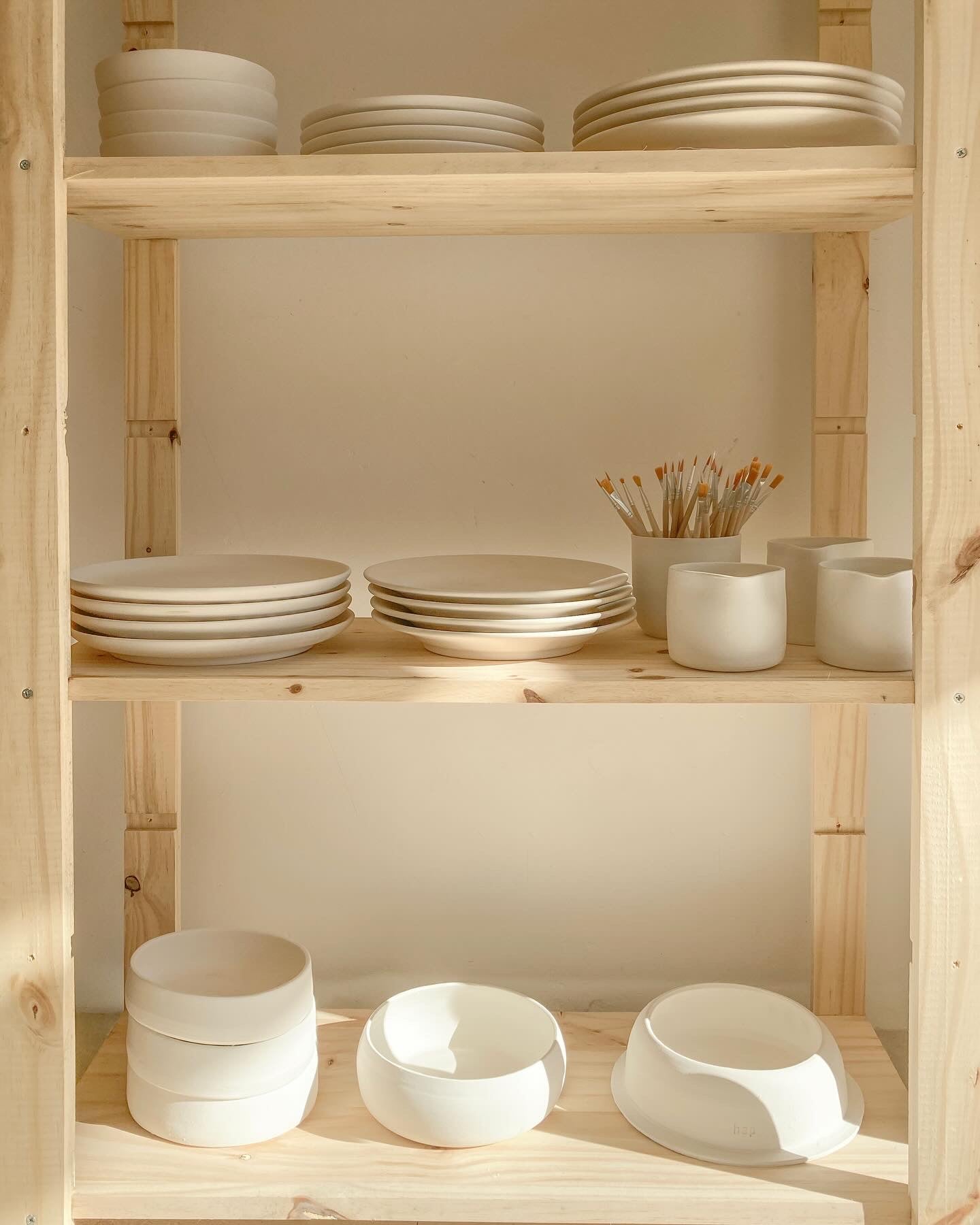 Pièces en faïence blanche prêtes à peindre dans un atelier de céramique à Uzès