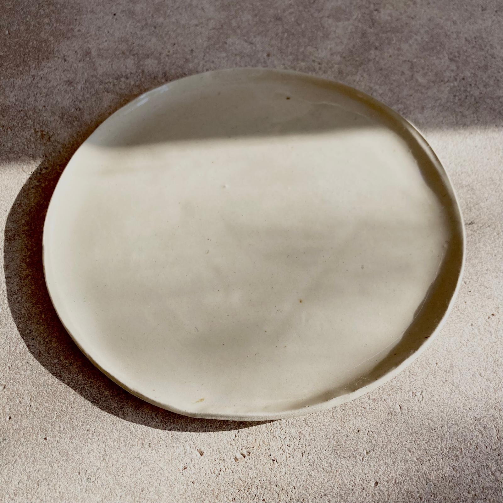 Assiette Artisanale en gres - Bord releve finition creme