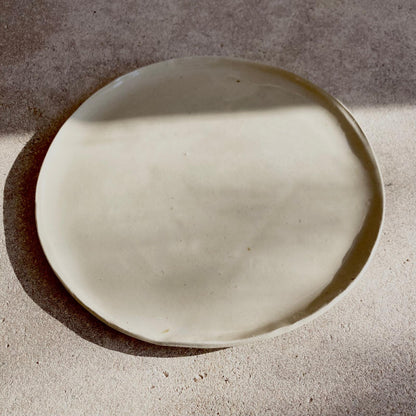 Assiette Artisanale en gres - Bord releve finition creme