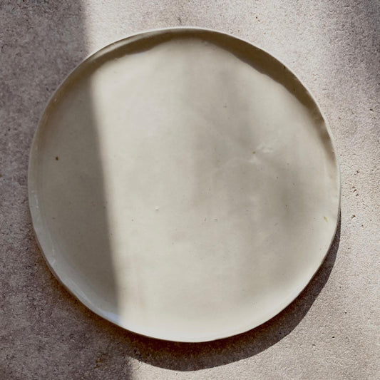 Assiette Hélise en grès maillé crème -vue de dessus 