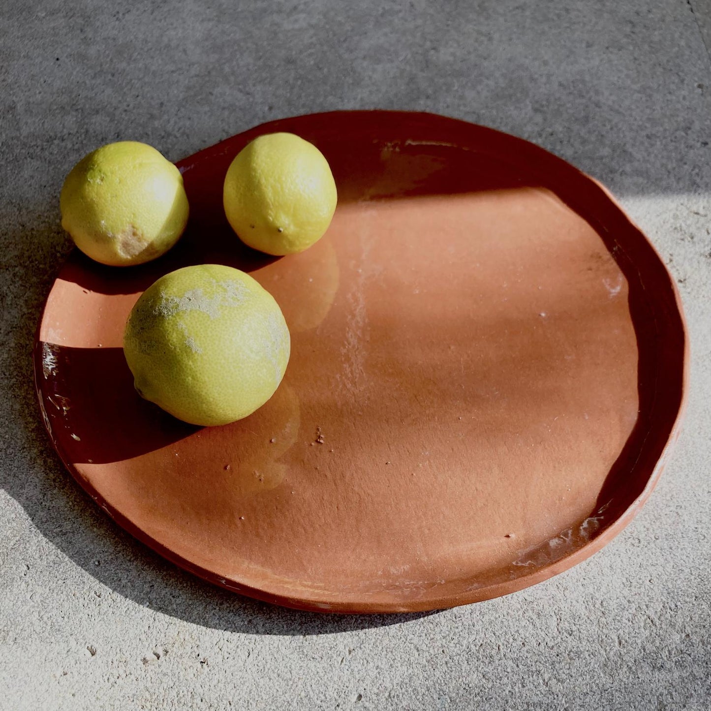 Assiette Origine terracotta - bords contratsé - hap céramique