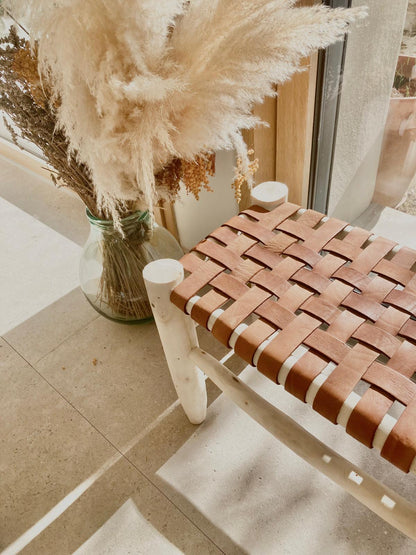 Banc tressé en bois et cuir, fabrication artisanale, HAP Céramique