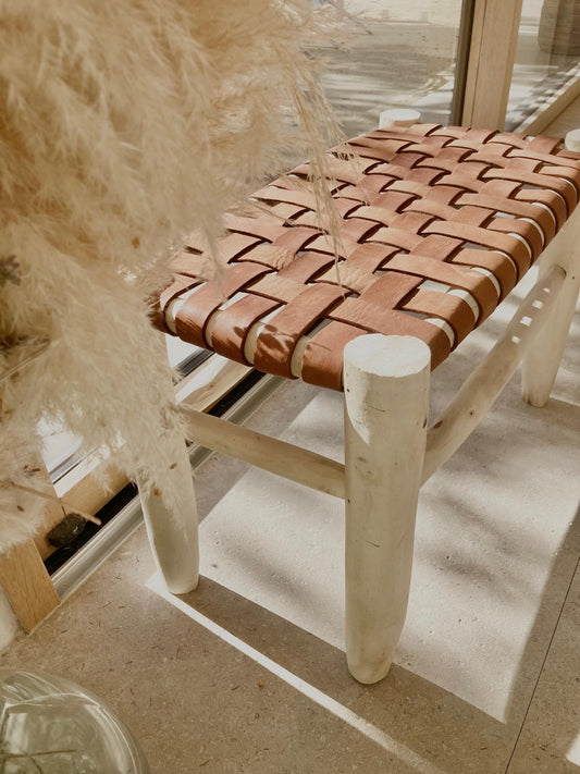 Banc tressé en bois et cuir, fabrication artisanale, HAP Céramique