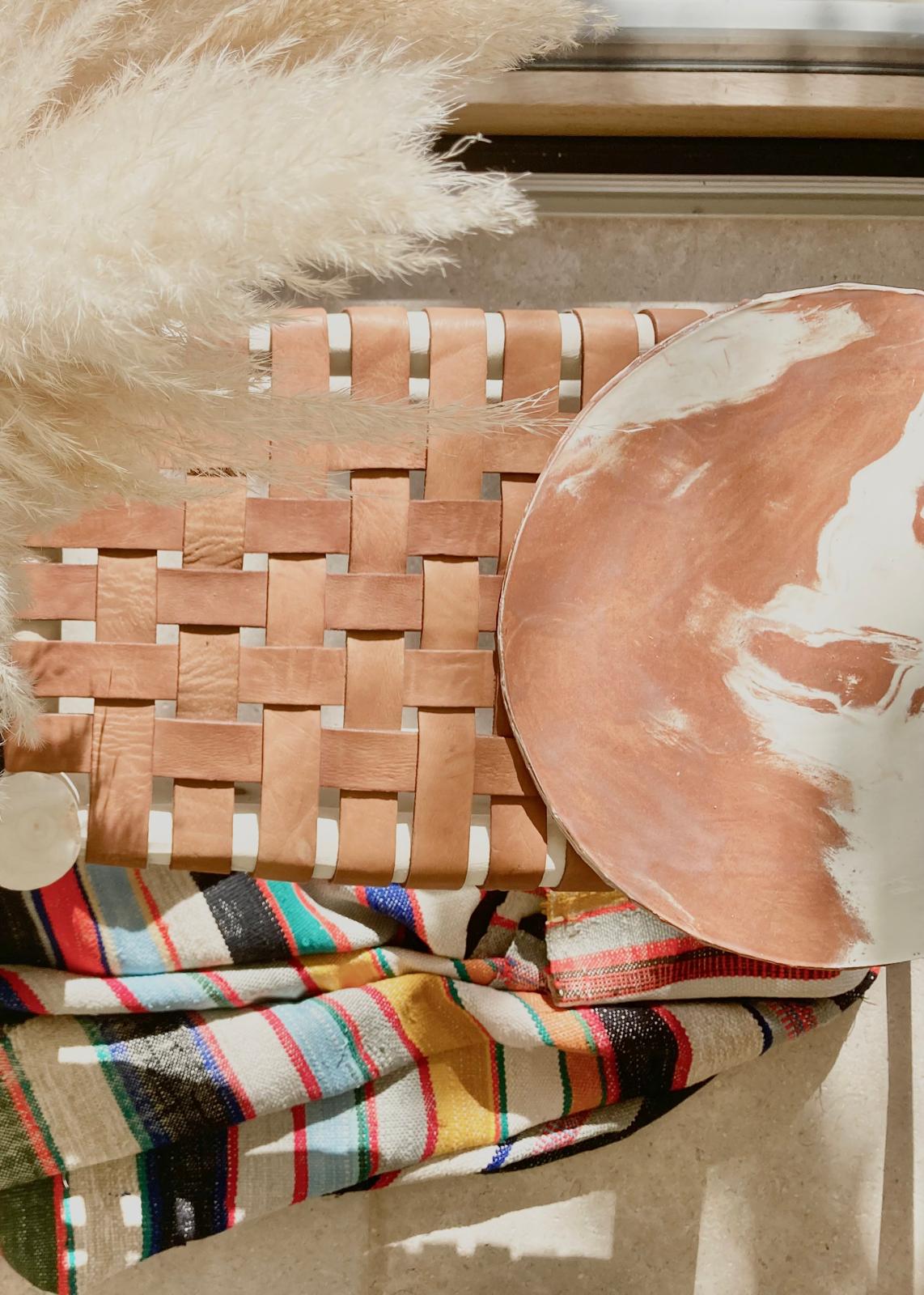 Banc tressé en bois et cuir, fabrication artisanale, HAP Céramique