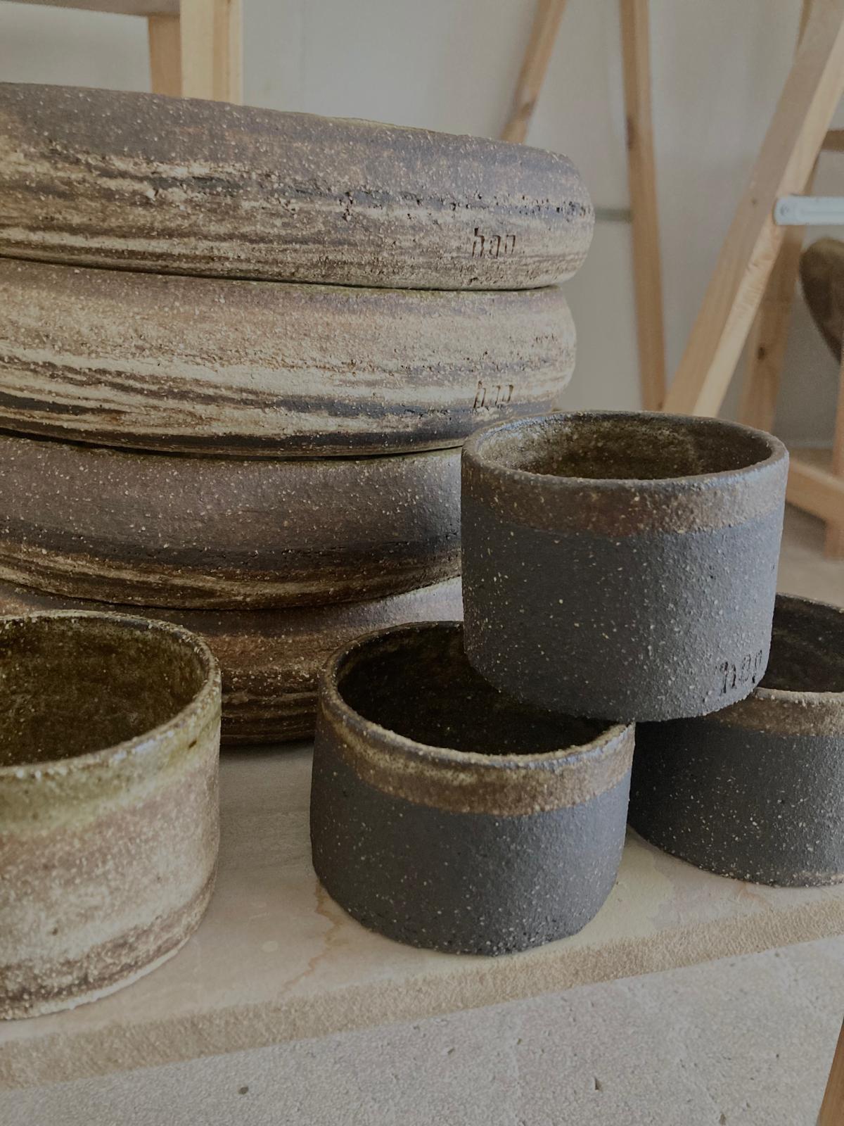 Tasse a cafe noir marbree hap ceramique uzes atelier