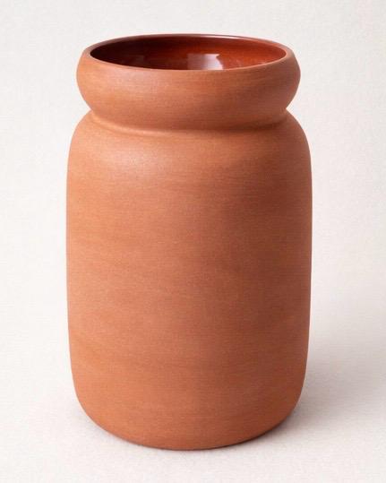  vase en terracotta aux lignes douces, pensé comme une pièce sculpturale : chaleureux, brut, essentiel.