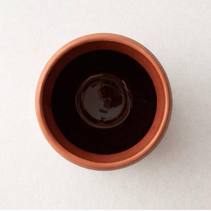  vase en terracotta aux lignes douces, pensé comme une pièce sculpturale, vue de dessus